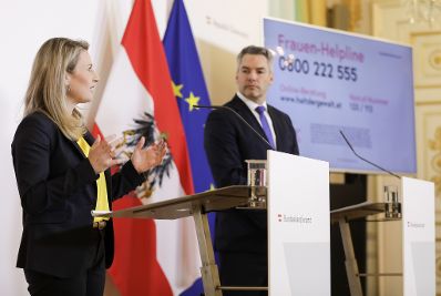 Am 5. April 2020 fand ein Pressestatement zu den Maßnahmen gegen die Krise im Bundeskanzleramt statt. Im Bild Bundesministerin Susanne Raab (l.) und Bundesminister Karl Nehammer (r.).