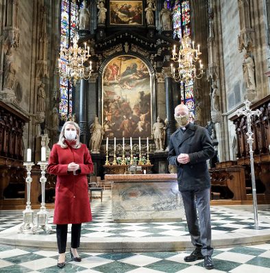 Am 15. Mai 2020 besuchte Bundesministerin Susanne Raab (l.) den Stephansdom und eine Messe. Im Bild mit dem Dompfarrer der Domkirche St. Stephan, Anton Faber (r.).