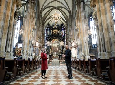Am 15. Mai 2020 besuchte Bundesministerin Susanne Raab (l.) den Stephansdom und eine Messe. Im Bild mit dem Dompfarrer der Domkirche St. Stephan, Anton Faber (r.).