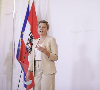 Bundesministerin Susanne Raab (im Bild) beim Doorstep vor dem Ministerrat am 20. Mai 2020.