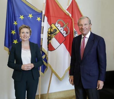 Am 19. Juni 2020 besuchte Bundesministerin Susanne Raab (l.) das Bundesland Salzburg. Im Bild bei dem Antrittsbesuch beim Landeshauptmann von Salzburg Wilfried Haslauer (r.).