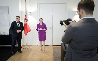 Am 26. Juni 2020 reiste Bundesministerin Susanne Raab (m.) anlässlich eines Bundesländertags nach Innsbruck. Im Bild bei einem Arbeitsgespräch mit dem Landeshauptmann von Tirol Günther Platter (l.).