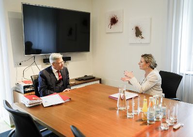 Am 2. Juli 2020 reiste Bundesministerin Susanne Raab (r.) anlässlich eines Bundesländertags nach Klagenfurt. Im Bild mit dem Landeshauptmann Peter Kaiser (l.).