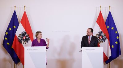Am 1. Juli 2020 fand ein Pressestatement zu den Maßnahmen gegen die Krise im Bundeskanzleramt statt. Im Bild Bundesministerin Susanne Raab (l.) und Bundesminister Alexander Schallenberg (r.).