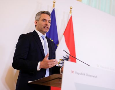 Am 1. Juli 2020 fand ein Pressestatement zu den Maßnahmen gegen die Krise im Bundeskanzleramt statt. Im Bild Bundesminister Karl Nehammer.