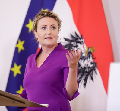 Am 1. Juli 2020 fand ein Pressestatement zu den Maßnahmen gegen die Krise im Bundeskanzleramt statt. Im Bild Bundesministerin Susanne Raab.
