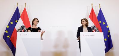 Am 9. Juli 2020 fand die Pressekonferenz zum Thema „Gemeinsam gegen Hass im Netz“ statt. Im Bild Bundesministerin Karoline Edtstadler (l.) und Bundesministerin Alma Zadić (r.).