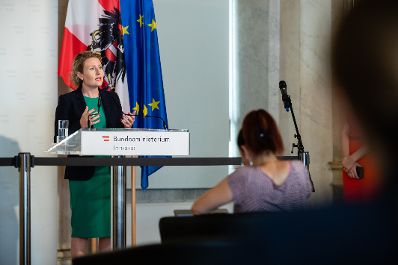 Am 10. Juli 2020 gaben Bundesministerin Susanne Raab (im Bild), Bundesminister Karl Nehammer und Landespolizeivizepräsident Franz Eigner eine Pressekonferenz zum Ermittlungsstand nach den Ausschreitungen bei Demonstrationen in Wien-Favoriten.