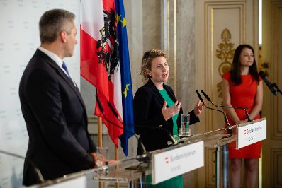 Am 10. Juli 2020 gaben Bundesministerin Susanne Raab (m.), Bundesminister Karl Nehammer (l.) und Landespolizeivizepräsident Franz Eigner eine Pressekonferenz zum Ermittlungsstand nach den Ausschreitungen bei Demonstrationen in Wien-Favoriten.