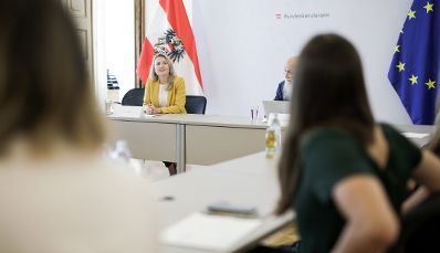 Am 14. Juli 2020 nahm Bundesministerin Susanne Raab (l.) an einem Pressegespräch teil.