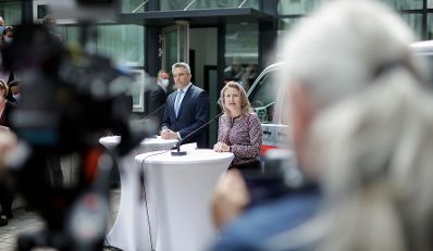 Am 17. Juli 2020 besuchte Bundesministerin Susanne Raab (r.) gemeinsam mit Bundesminister Karl Nehammer (l.) die Polizeiinspektion Favoriten.