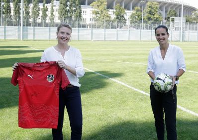 Am 7. August 2020 traf Bundesministerin Susanne Raab (l.) die Cheftrainerin des österreichischen Frauenfußballteams Irene Fuhrmann (r.).
