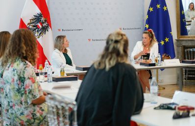 Am 12. August 2020 empfing Bundesministerin Susanne Raab (m.l.) Unternehmerinnen zu einem Gespräch.