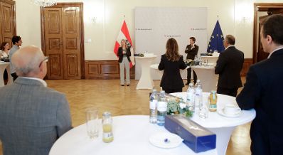 Am 17. August 2020 empfing Bundesministerin Susanne Raab (im Bild) Mitarbeiterinnen und Mitarbeiter des Österreichischen Integrationsfonds im Bundeskanzleramt.