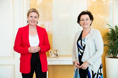 Am 18. August 2020 empfing Bundesministerin Susanne Raab (l.) die Vizepräsidentin der Wirtschaftskammer Wien Margarete Kriz-Zwittkovits (r.) zu einem Arbeitsgespräch