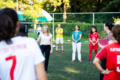 Am 24. August 2020 traf Bundesministerin Susanne Raab (m.l.) das Frauenfußballteam PlayTogetherNow Phoenix.
