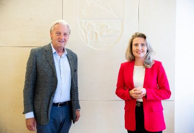 Am 25. August 2020 besuchte Bundesministerin Susanne Raab (r.) das Bundesland Niederösterreich. Im Bild beim Treffen mit Bürgermeister Alfred Babinsky (l.).