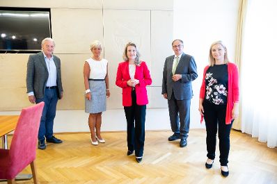 Am 25. August 2020 besuchte Bundesministerin Susanne Raab (m.) das Bundesland Niederösterreich. Im Bild beim Treffen mit Bürgermeister Alfred Babinsky (l.).