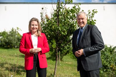 Am 25. August 2020 besuchte Bundesministerin Susanne Raab (l.) das Bundesland Niederösterreich. Im Bild mit Landesrat Martin Eichtinger (r.) beim Besuch des Betriebes „LUNA“.