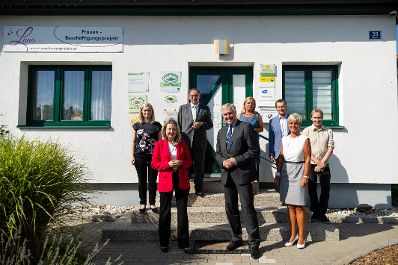 Am 25. August 2020 besuchte Bundesministerin Susanne Raab (2.v.l.) das Bundesland Niederösterreich. Im Bild mit Landesrat Martin Eichtinger (m.l.) beim Besuch des Betriebes „LUNA“.