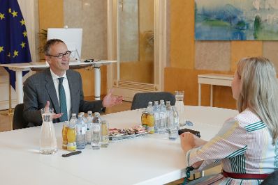 Am 31. August 2020 empfing Bundesministerin Susanne Raab (l.) den Botschafter der Niederlande Aldrik Gierveld zu einem Arbeitsgespräch.
