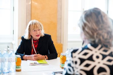 Am 7. September 2020 empfing Bundesministerin Susanne Raab (r.) die Präsidentin des Berufsverbandes Österreichischer PsychologInnen Beate Wimmer-Puchinger (l.) zu einem Arbeitsgespräch.