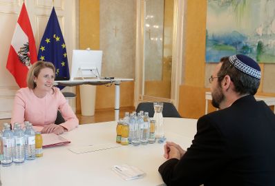 Am 9. September 2020 empfing Bundesministerin Susanne Raab den Oberrabbiner von Wien Jaron Engelmayer zu einem Arbeitsgespräch.