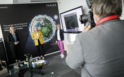 Am 17. September 2020 besuchte Bundesministerin Susanne Raab (m.) die Firma Thales Group.
