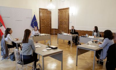 Am 28. September 2020 lud Bundesministerin Susanne Raab (im Bild) Schülerinnen zu einem Round Table zum Thema "Hass im Netz" ins Bundeskanzleramt.