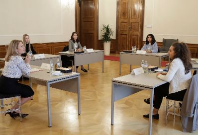 Am 28. September 2020 lud Bundesministerin Susanne Raab (im Bild) Schülerinnen zu einem Round Table zum Thema "Hass im Netz" ins Bundeskanzleramt.