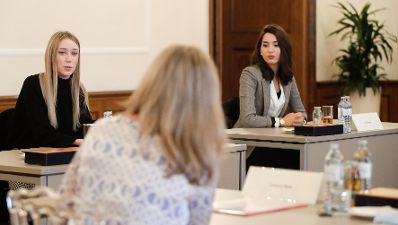 Am 28. September 2020 lud Bundesministerin Susanne Raab Schülerinnen zu einem Round Table zum Thema "Hass im Netz" ins Bundeskanzleramt.