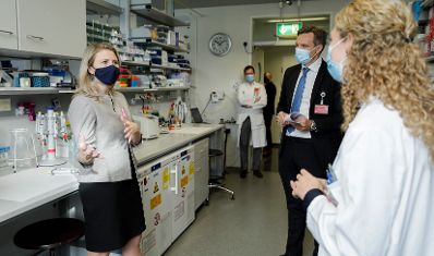 Am 15. Oktober 2020 besuchte Bundesministerin Susanne Raab (l.) das Labor für Brustkrebsforschung an der Medizinische Universität Wien.