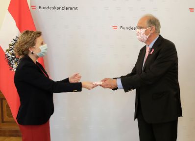 Am 22. Oktober 2020 empfing Bundesministerin Susanne Raab (l.) den Präsidenten der Österreichischen Krebshilfe Paul Sevelda (r.) und die Geschäftsführerin Doris Kiefhaber.