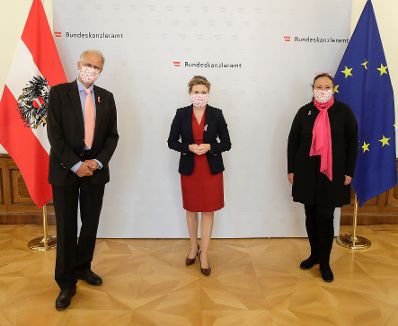 Am 22. Oktober 2020 empfing Bundesministerin Susanne Raab (m.) den Präsidenten der Österreichischen Krebshilfe Paul Sevelda (l.) und die Geschäftsführerin Doris Kiefhaber (r.).