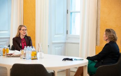 Am 29. Oktober 2020 empfing Bundesministerin Susanne Raab (r.) Bundesministerin Margarete Schramböck (l.) zu einem Arbeitsgespräch.