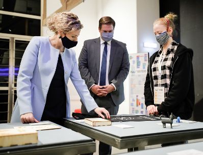 Am 30. Oktober 2020 nahm Bundesministerin Susanne Raab (l.) an der Abschlussveranstaltung des Maker*Sisters Herbst-Camp für Mädchen* und junge Frauen* im Technischen Museum Wien teil.