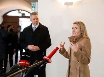 Am 23. November 2020 gab Bundesministerin Susanne Raab (r.) gemeinsam mit Bundesminister Karl Nehammer (l.) ein Statement zum Gewaltschutzgipfel ab.