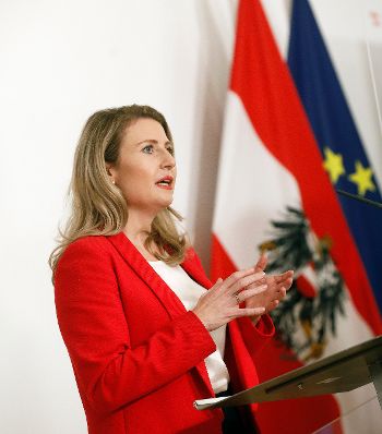 Am 24. November 2020 gab Bundesministerin Susanne Raab (im Bild) gemeinsam mit Bundesminister Karl Nehammer eine Pressekonferenz zum Gewaltschutzgipfel.