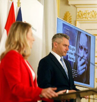 Am 24. November 2020 gab Bundesministerin Susanne Raab (l.) gemeinsam mit Bundesminister Karl Nehammer (r.) eine Pressekonferenz zum Gewaltschutzgipfel.