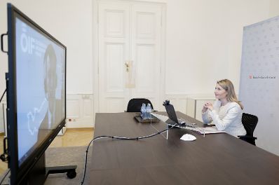 Am 9. Februar 2021 nahm Bundesministerin Susanne Raab (im Bild) an einer Videokonferenz mit der ÖIF-Onlineberatung zu Corona teil.