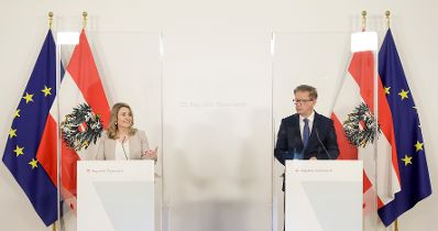 Am 24. Februar 2021 gaben Bundesministerin Susanne Raab (l.) und Bundesminister Rudolf Anschober (r.) eine Pressekonferenz zum Thema „neue Unterstützungen in den Bereichen Soziales und Familie“.