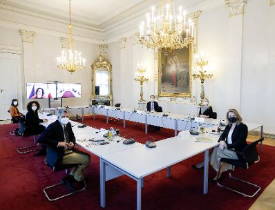 Am 24. Februar 2021 lud Bundesministerin Susanne Raab (r.) zu einem Roundtable zum Thema „Zwangsehe“.