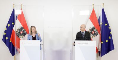 Am 3. März 2021 fand eine Pressekonferenz zum Thema „Frauen und Arbeitsmarkt" statt. Im Bild Bundesministerin Susanne Raab (l.) und Bundesminister Martin Kocher (r.).