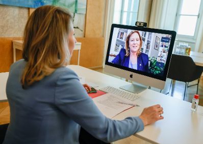 Am 3. März 2021 nahm Bundesministerin Susanne Raab (im Bild) an einer Videokonferenz mit der niederösterreichischen Landesrätin Christiane Teschl-Hofmeister teil.