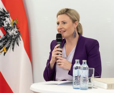 Am 19. Oktober 2023 lud Bundesministerin Susanne Raab (im Bild) Mitglieder der European Union of Women Austria EUWA zu einer Veranstaltung ins Bundeskanzleramt.