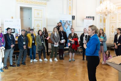 Am 26.Oktober 2023 empfing Bundesministerin Susanne Raab (3.v.r.) Besucherinnen und Besucher im Bundeskanzleramt.