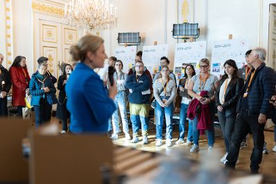 Am 26.Oktober 2023 empfing Bundesministerin Susanne Raab (6.v.l.) Besucherinnen und Besucher im Bundeskanzleramt.