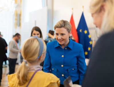 Am 26.Oktober 2023 empfing Bundesministerin Susanne Raab (2.v.r.) Besucherinnen und Besucher im Bundeskanzleramt.