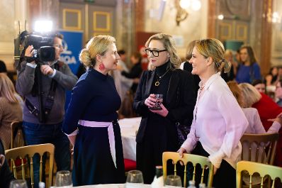 Am 7. November 2023 nahm Bundesministerin Susanne Raab (2.v.l.) am Gala-Abend der MedienLÖWINNEN 2023 im Haus der Industrie teil.