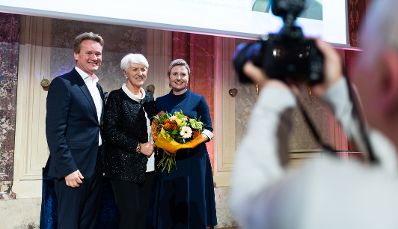 Am 7. November 2023 nahm Bundesministerin Susanne Raab (m.r.) am Gala-Abend der MedienLÖWINNEN 2023 im Haus der Industrie teil.